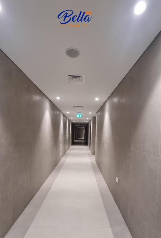 迪拜Bella INN - Mixed M &amp; F的墙上有标志的建筑走廊
