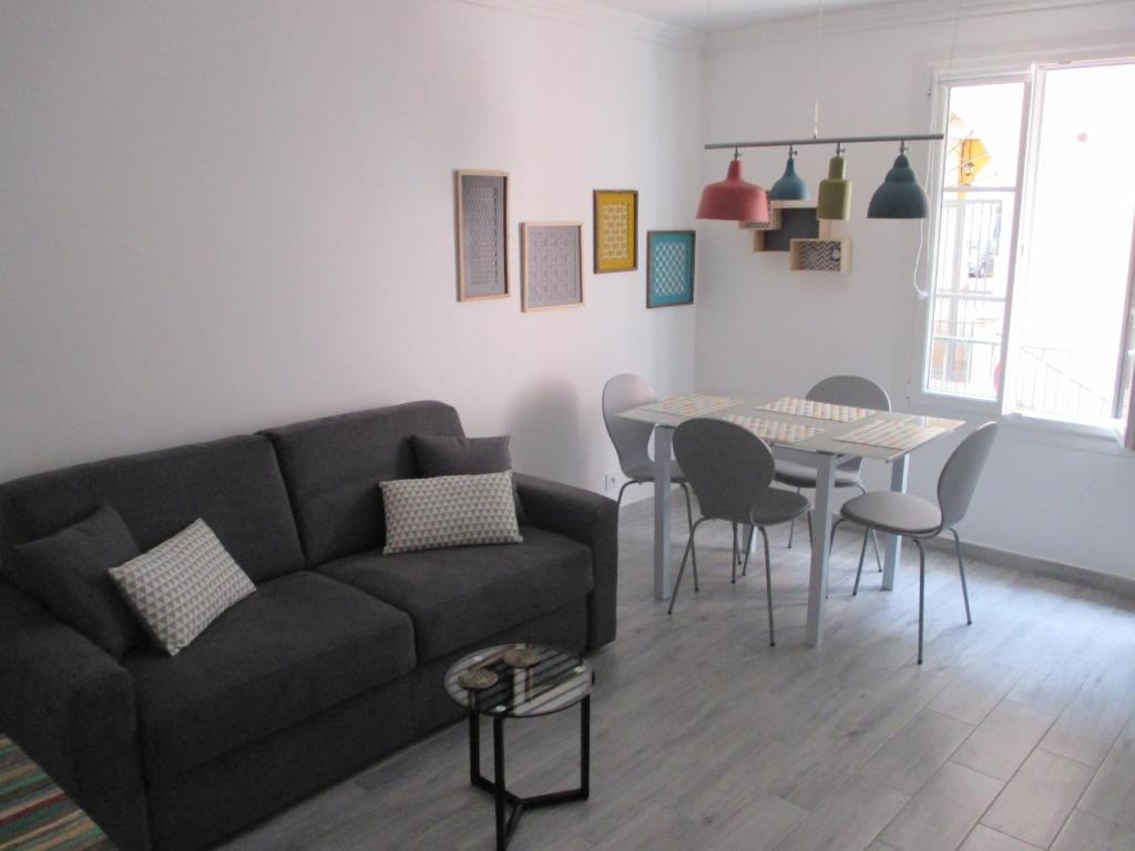 尼斯尼斯老城公寓的客厅配有沙发和桌子