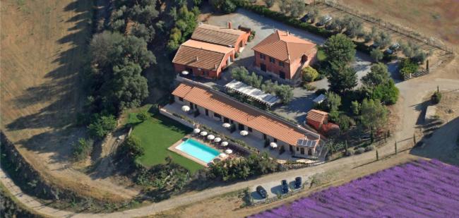 蒙塔尔托迪卡斯特罗特努塔萨拉考恩旅馆的享有带游泳池的大房子的空中景致