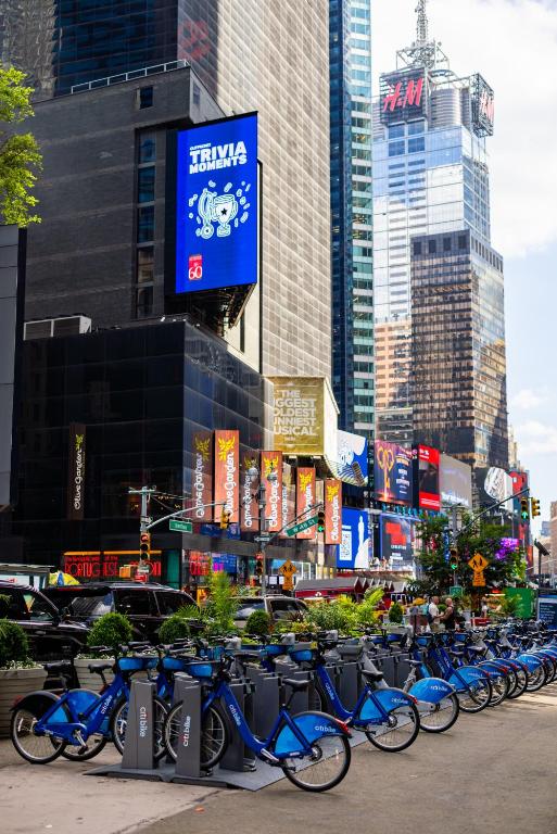 纽约Hyatt Regency Times Square的停在城市停车场的一群自行车