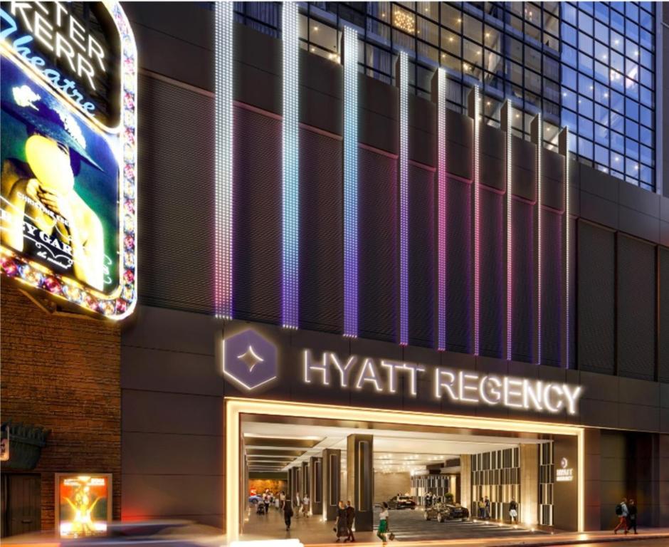 纽约Hyatt Regency Times Square的享有Hyatt regency大楼的夜景