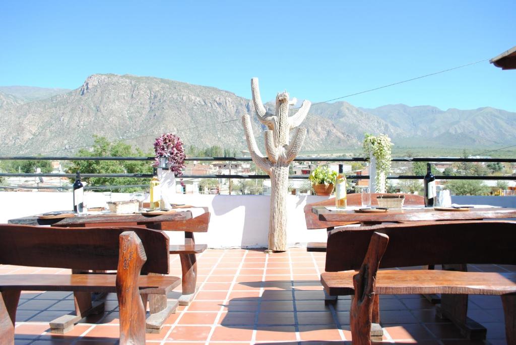 卡法亚特Hostal Mirador del Valle的山景庭院配有桌椅