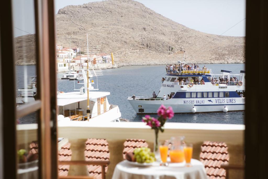 哈尔基岛Villa Antonis的从餐厅欣赏水面上的船只