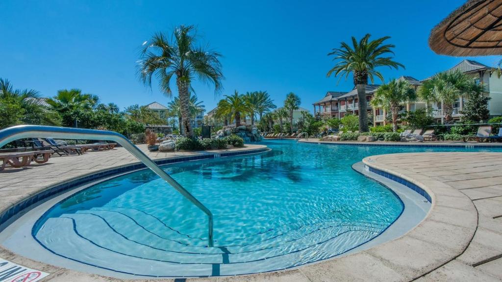The Bluefin - Luxury Beach Home!内部或周边的泳池