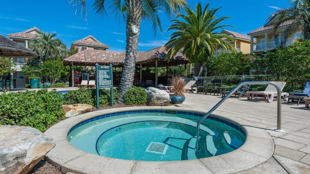 The Bluefin - Luxury Beach Home!内部或周边的泳池