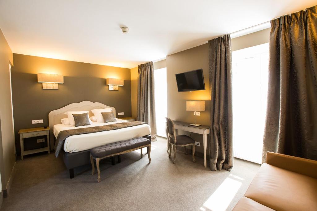 贝叶里昂多尔餐厅酒店的一间酒店客房,配有一张床和一台电视