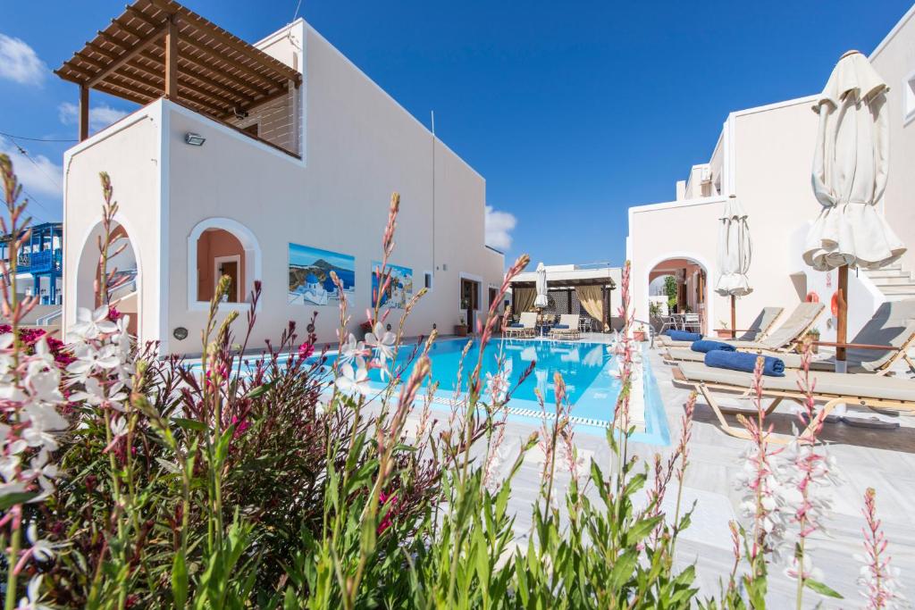 佩里萨沃拉别墅酒店的一座带游泳池和度假村的别墅