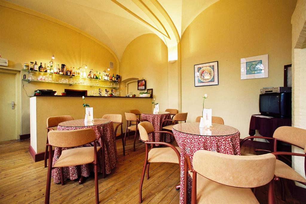 根特Guesthouse PoortAckere Ghent的一间在房间内配有桌椅的餐厅