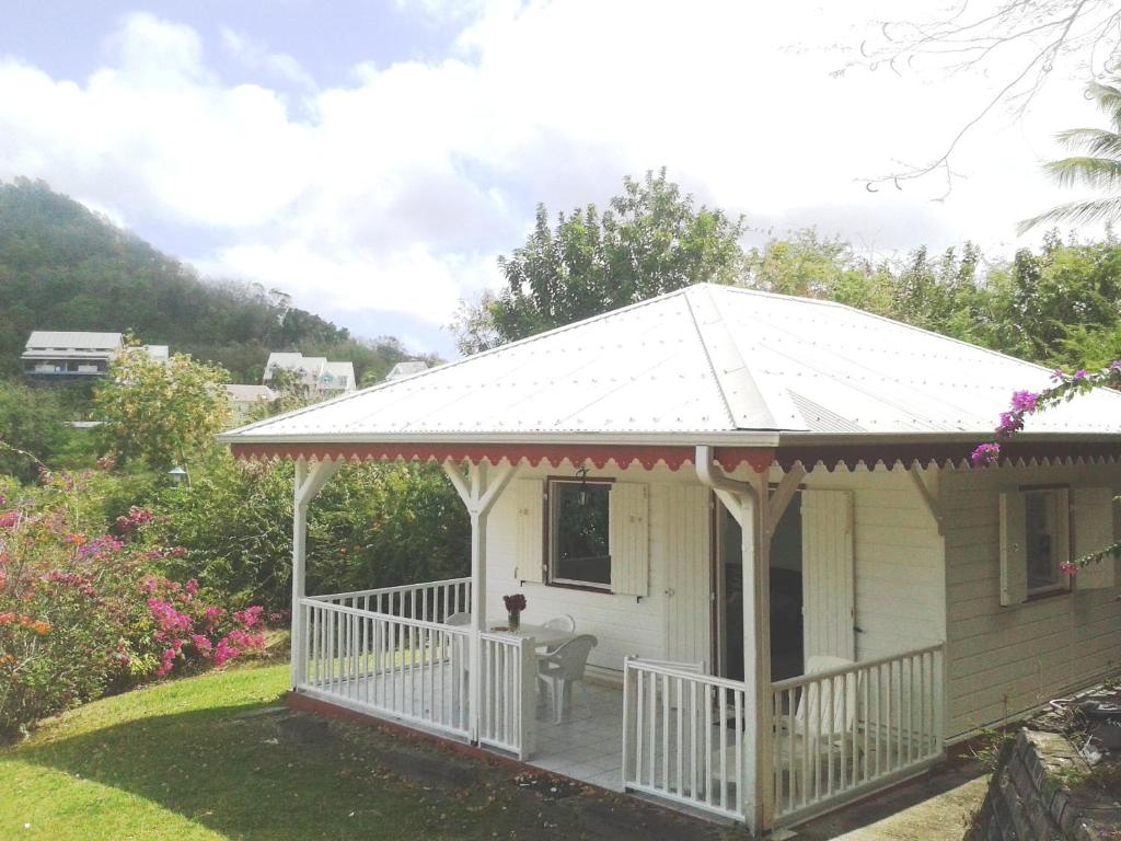圣安娜Antilles Liberte的白色的小房子,有白色的屋顶