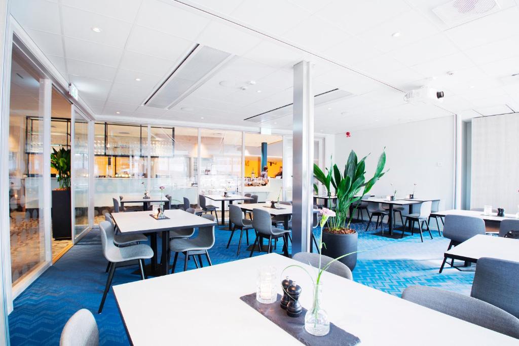 延雪平RC运动及商业酒店的用餐室设有桌椅和窗户。