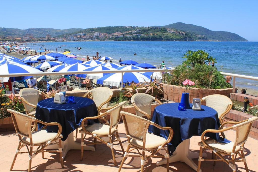 阿格罗波利大森纳酒店的一组桌椅,享有海滩美景