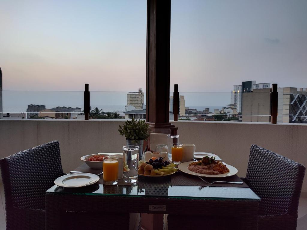科伦坡住宅酒店的餐桌,带食物和橙汁盘
