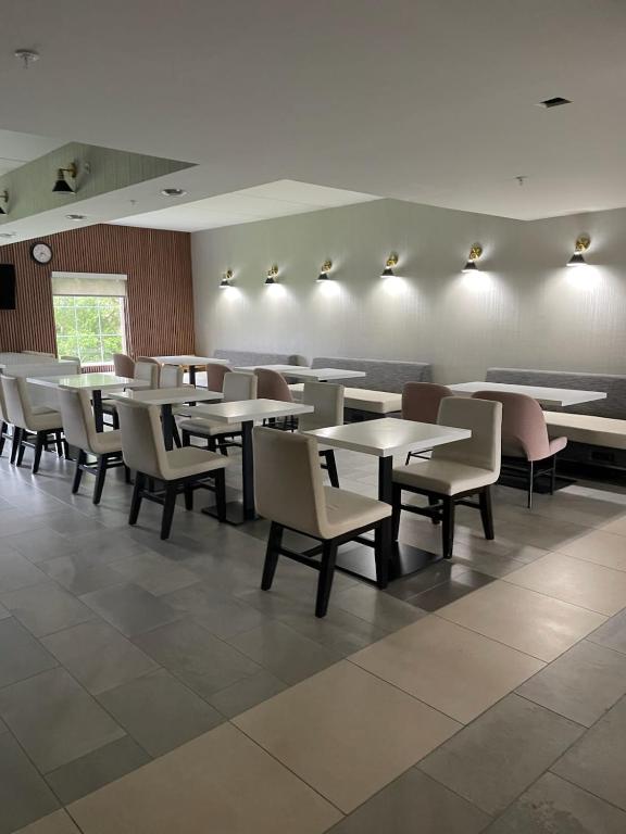 Wingate by Wyndham Grove City餐厅或其他用餐的地方