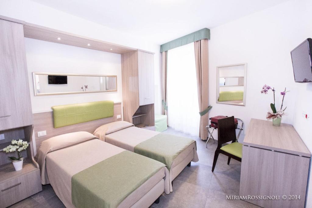蒙特罗索阿尔马雷祖卡之家旅馆的酒店客房设有两张床和电视。