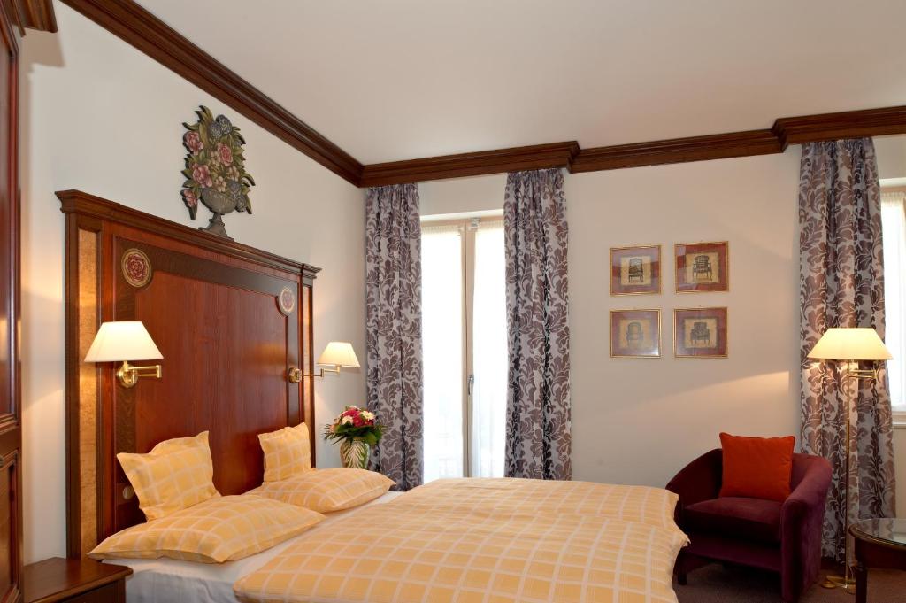 萨维尔纳让家酒店的一间卧室配有一张床和一把椅子
