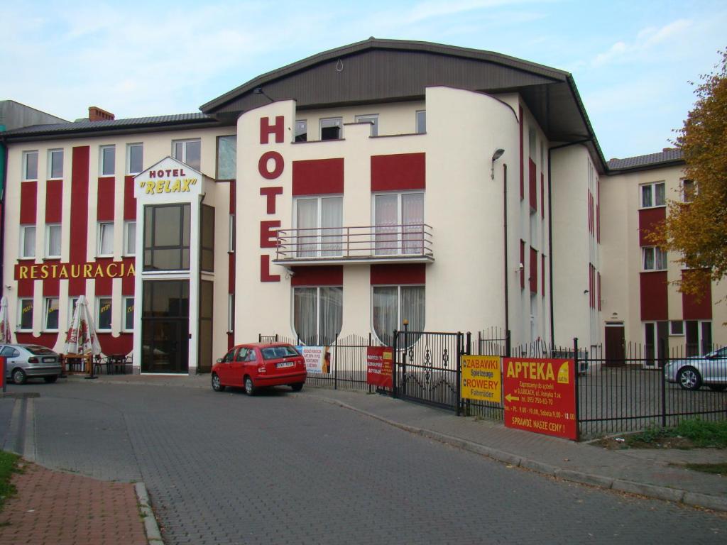 斯拉百斯瑞拉克斯酒店的停在大楼前的红色汽车