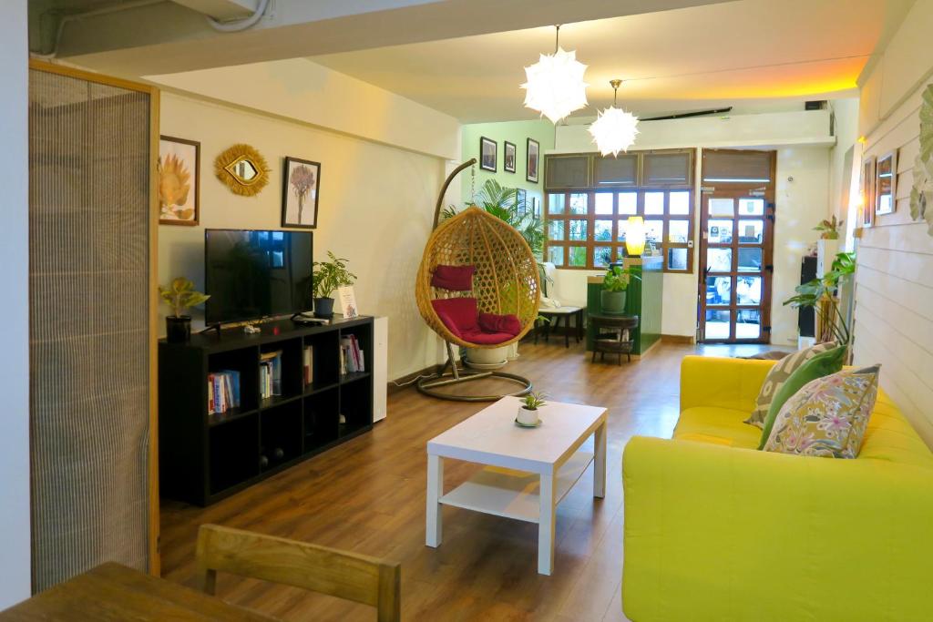 Les Fleurs Bangkok Hostel的休息区