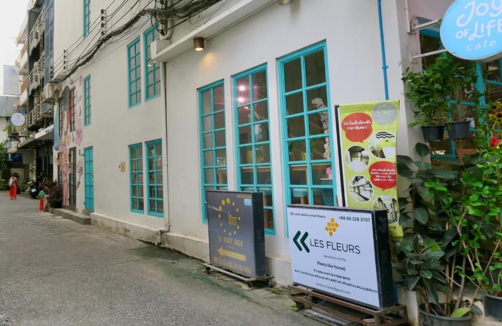 Les Fleurs Bangkok Hostel的证书、奖牌、标识或其他文件