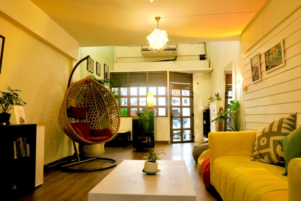 Les Fleurs Bangkok Hostel的休息区