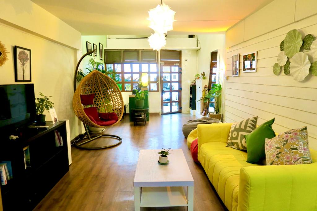 Les Fleurs Bangkok Hostel的休息区