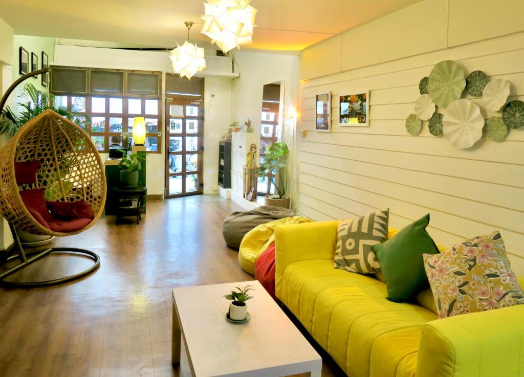Les Fleurs Bangkok Hostel的休息区