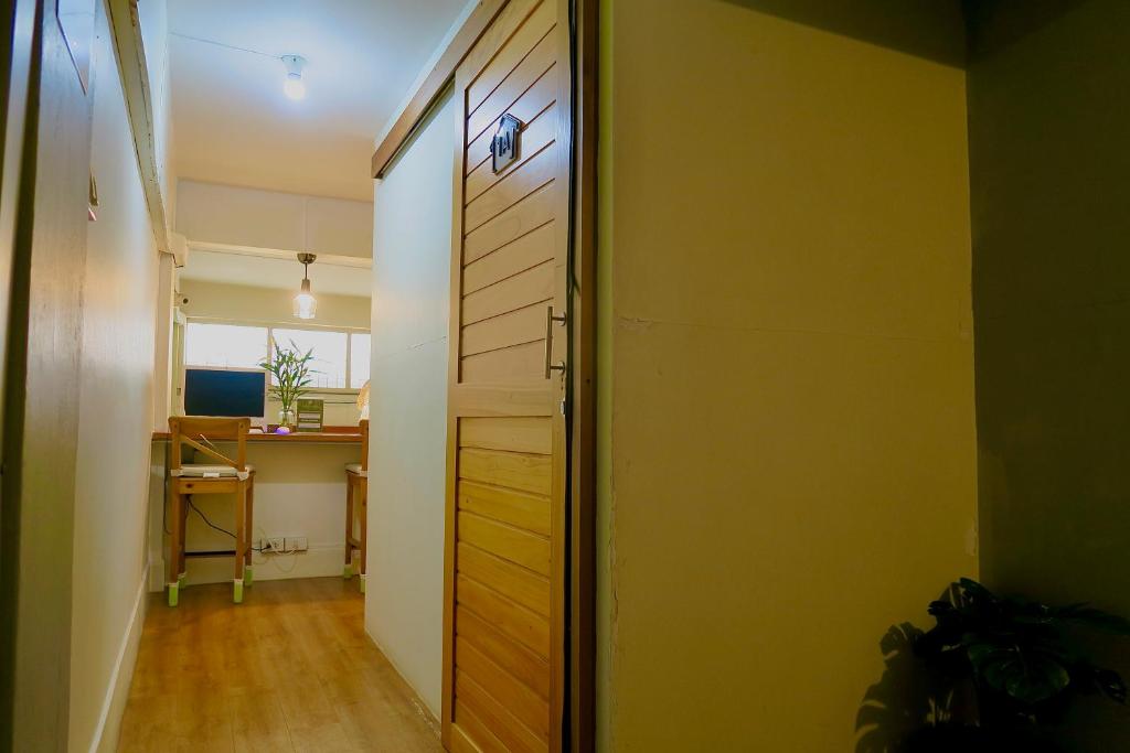 Les Fleurs Bangkok Hostel的电视和&#47;或娱乐中心