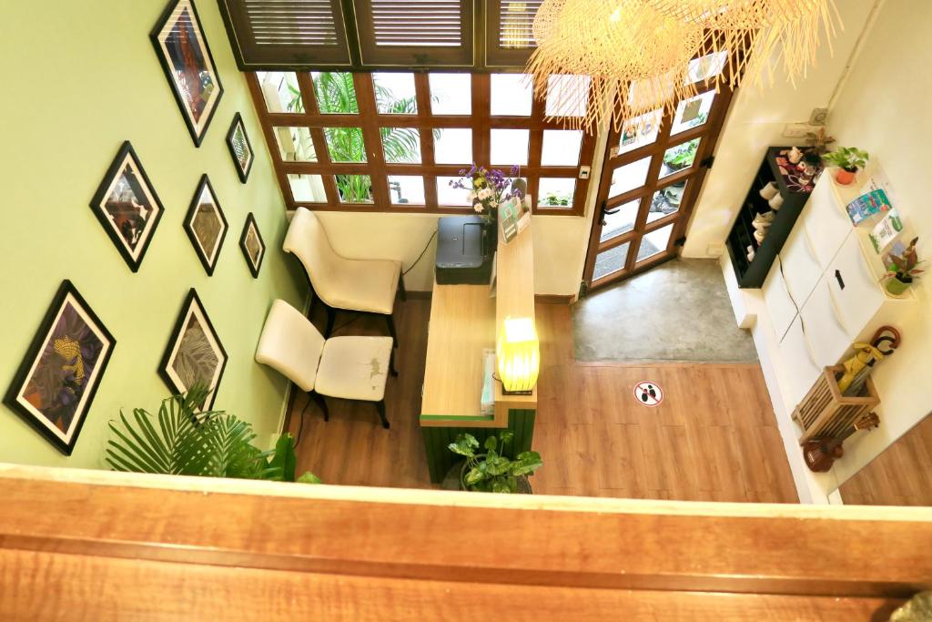 Les Fleurs Bangkok Hostel的休息区