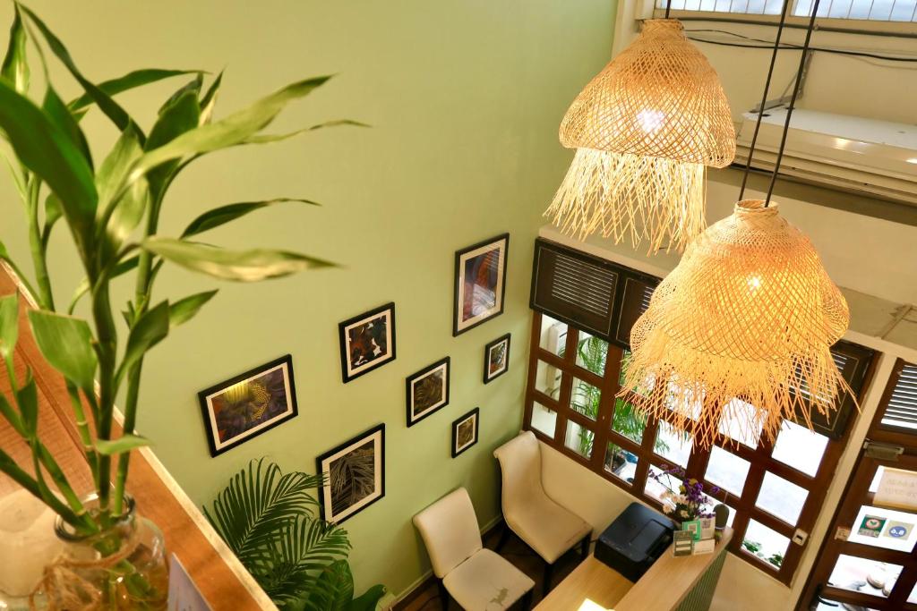 Les Fleurs Bangkok Hostel的休息区