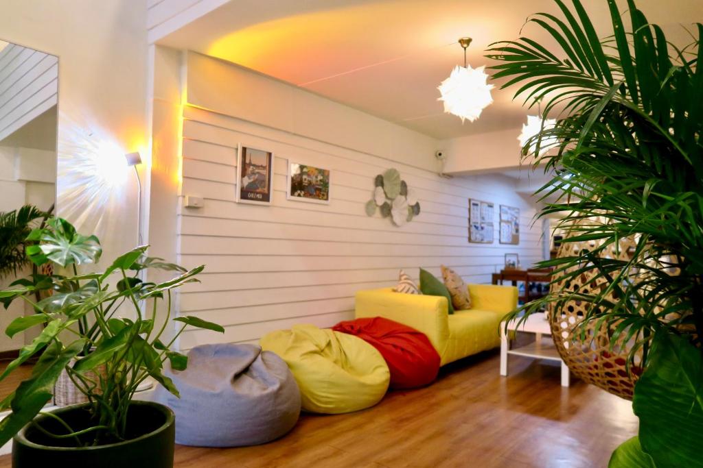 Les Fleurs Bangkok Hostel的休息区