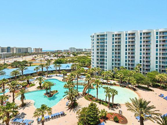 德斯坦5 Star Resort 11th Fl Stunning Sunrise 2BR 2BA King Suite,Pools ,Shuttle or Walk to Beach的享有带游泳池和棕榈树的度假村的空中景致