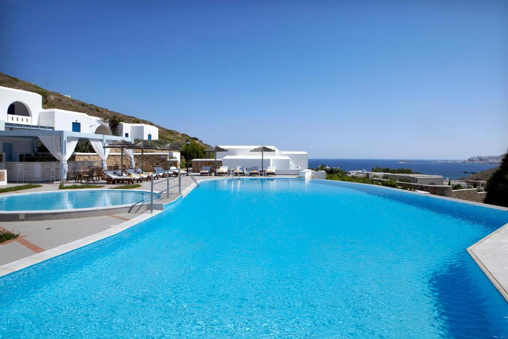 斯泰里达地中海酒店 的大型海景游泳池