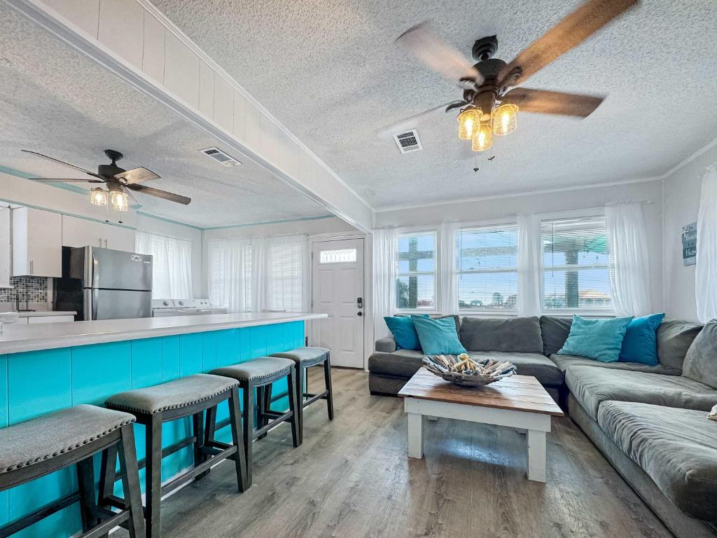 格尔夫海岸Bungalow by the Bay with FREE ACTIVITIES的带沙发和桌子的客厅