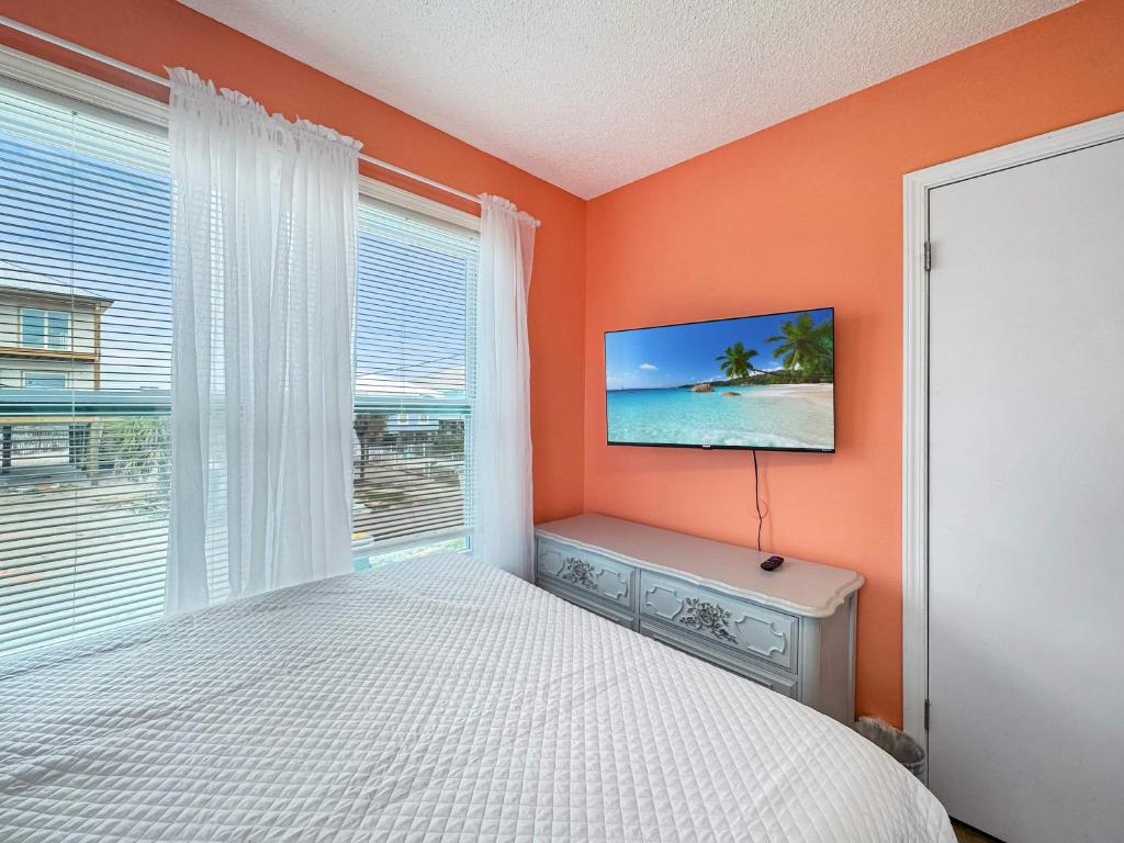Bungalow by the Bay with FREE ACTIVITIES的电视和&#47;或娱乐中心