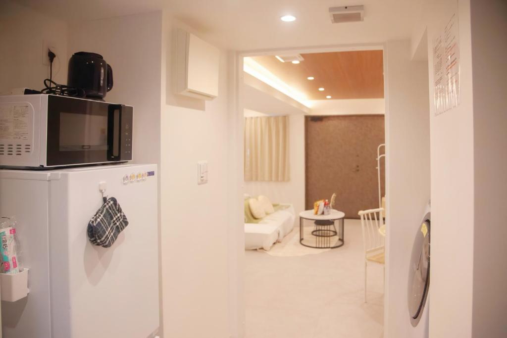 东京森下小屋的厨房配有冰箱和微波炉
