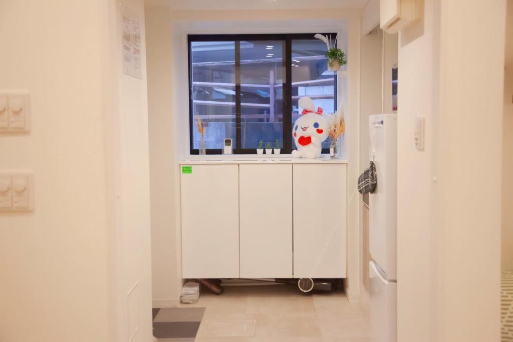 东京森下小屋的带水槽和窗户的厨房