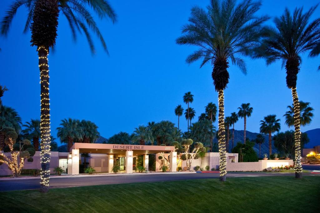 棕榈泉Desert Isle Resort, a VRI resort的前面有棕榈树的酒店