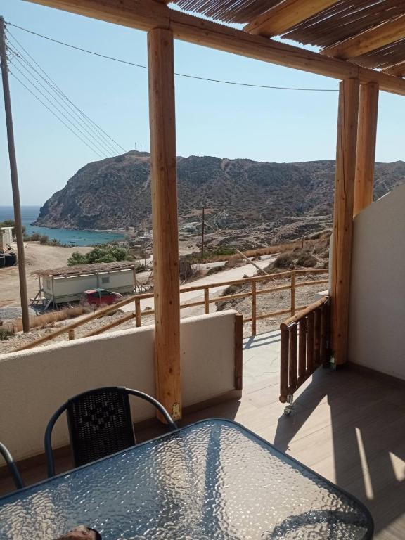 Agia Kiriaki BeachAperanto galazio的带桌子的阳台，可欣赏海景