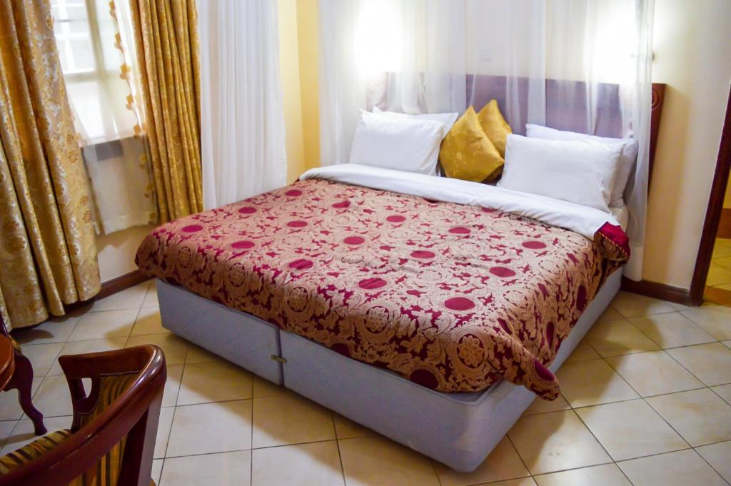 阿西里弗Anthena Hotel的一间卧室配有一张红色棉被的床