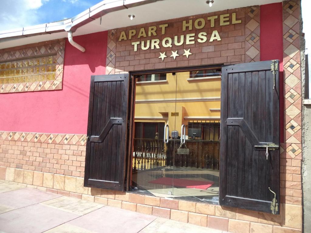 波托西图克萨阿帕特酒店的拥有2扇木门的酒店入口