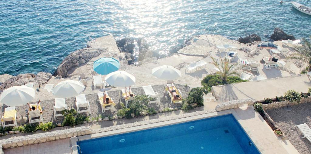 普利莫顿Villa Simpatia的享有度假胜地的空中景致,设有游泳池和海洋