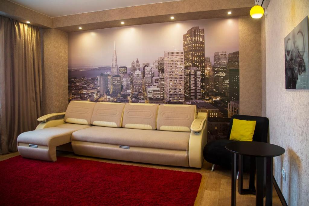 克拉斯诺亚尔斯克Apartment on Shakhterov, 44 by KrasStalker的带沙发的客厅,享有城市美景