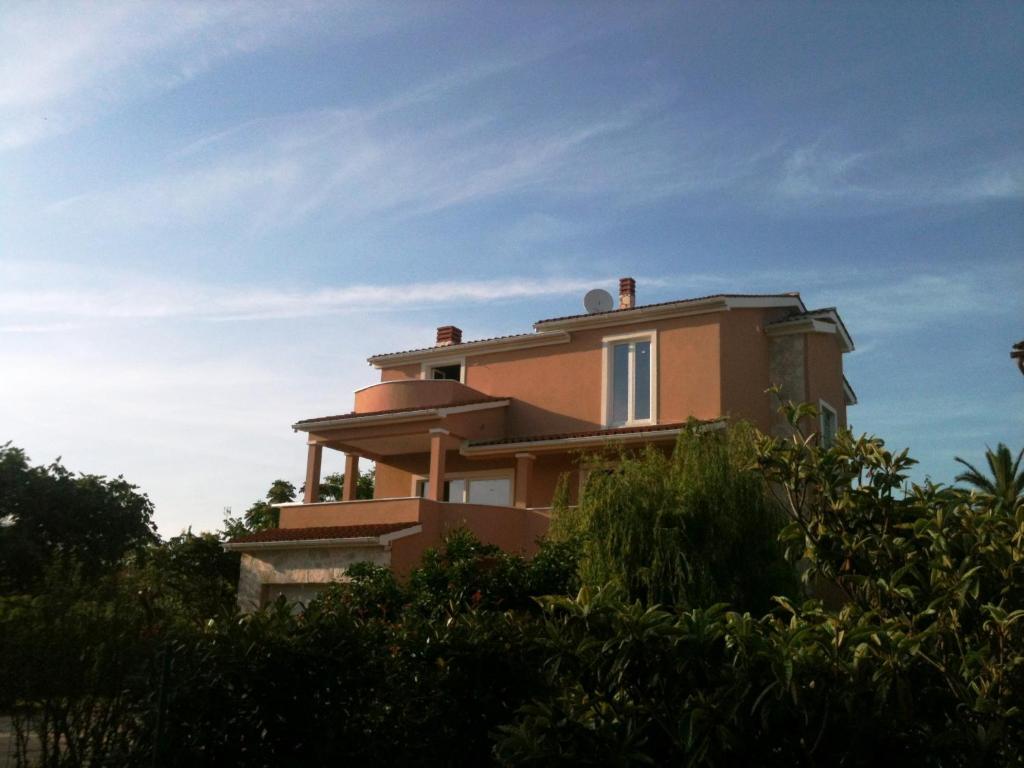 梅杜林Casa Chiara的山顶上的房子