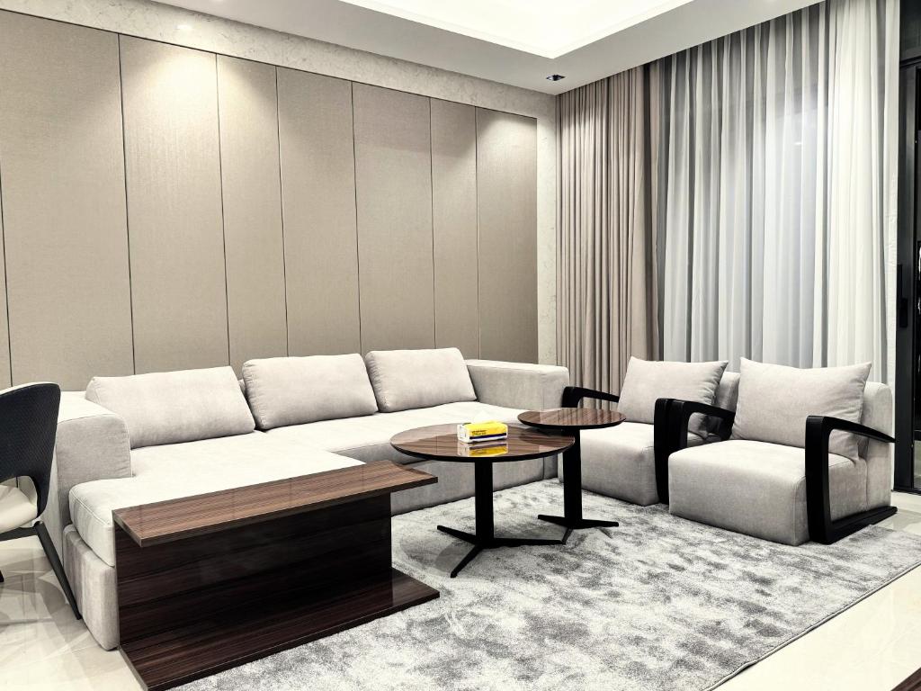 CaiCai Homes 1 BHK Nobles Tower Business Bay 5 min Drive to Dubai Mall的休息区