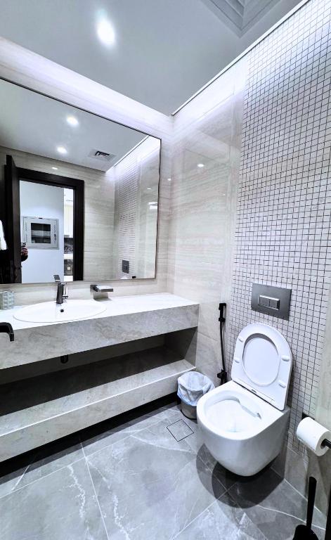 CaiCai Homes 1 BHK Nobles Tower Business Bay 5 min Drive to Dubai Mall的一间浴室