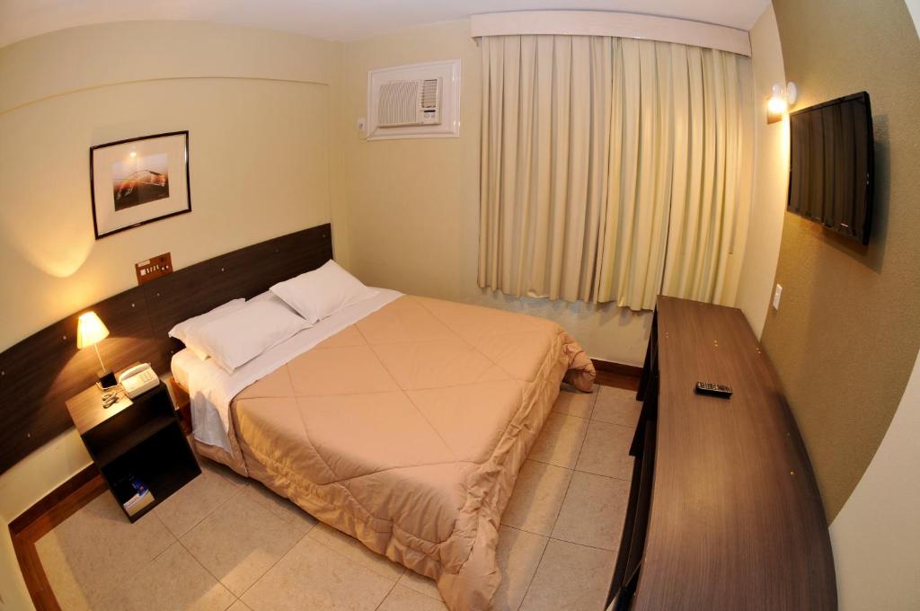 MirassolAssi Palace Hotel的小房间设有床和窗户