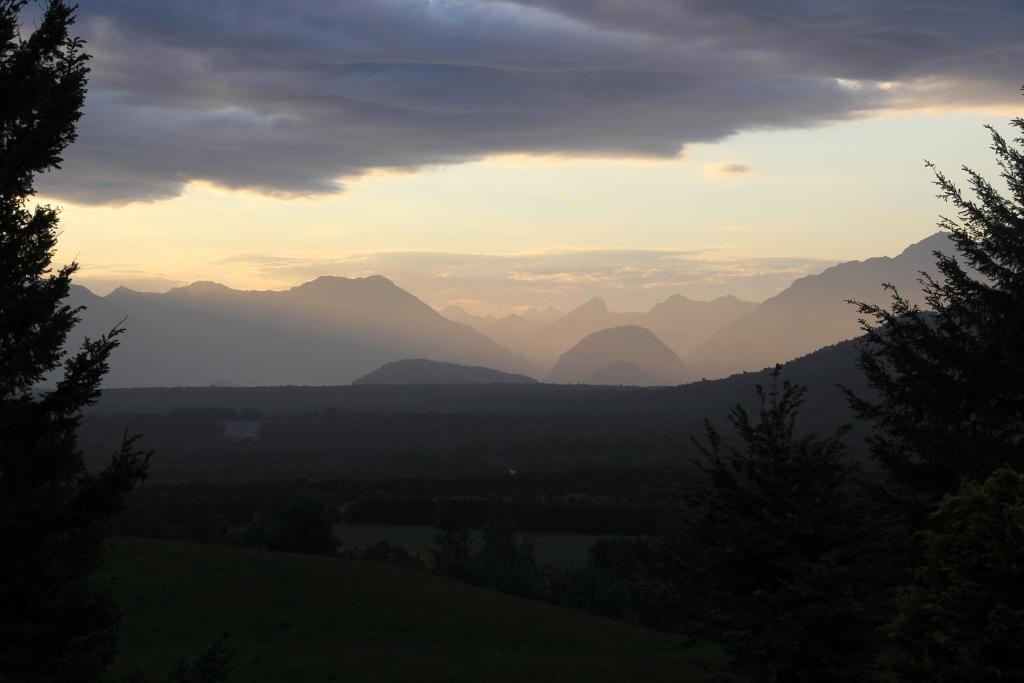 蒂阿瑙蒂阿瑙谷场背包客旅舍的日落时分欣赏山脉美景