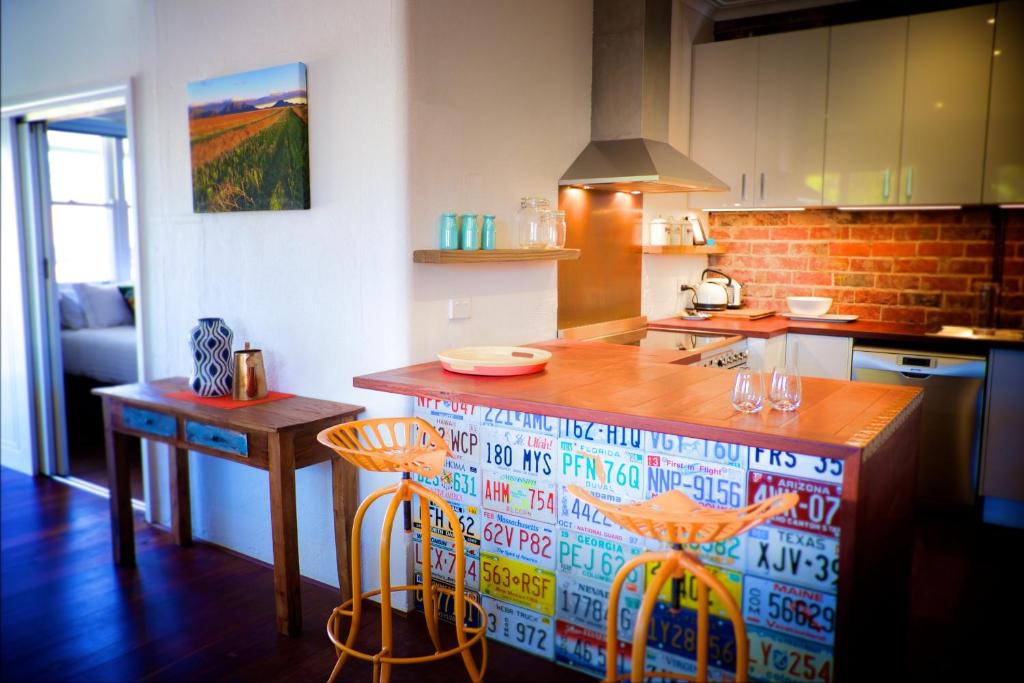 珀斯都市风情克莱尔蒙特公寓的厨房配有桌子和台面