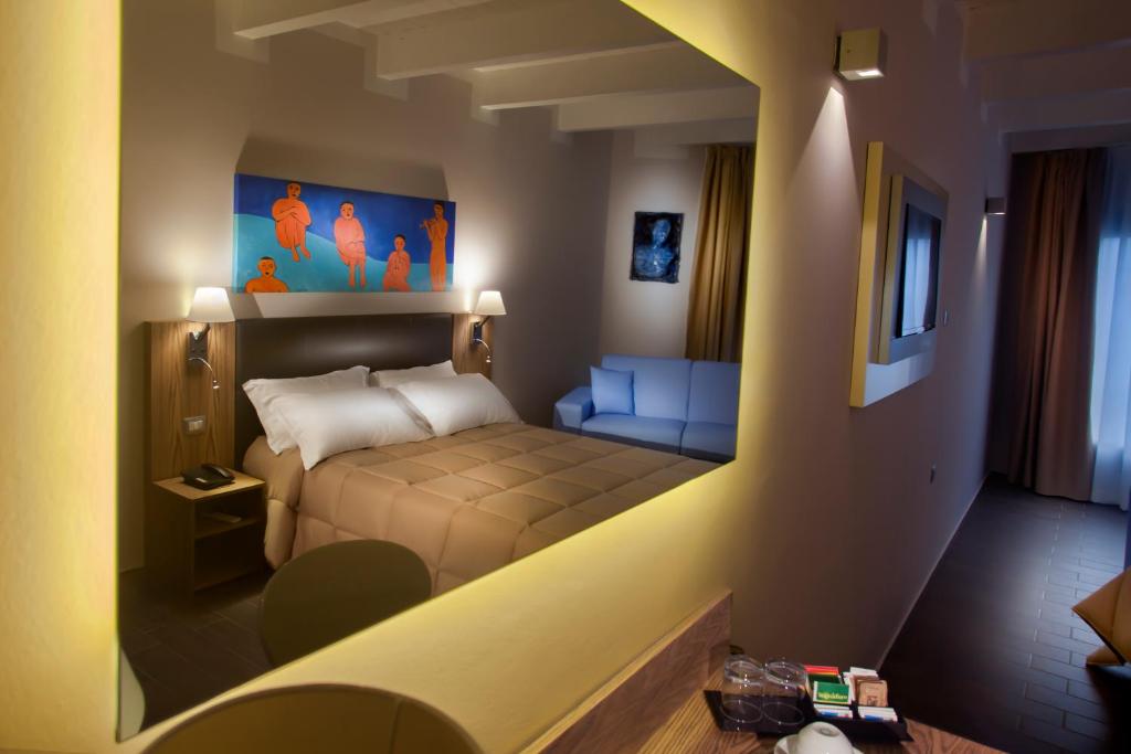 圣特雷莎加卢拉La Maison D'Art的一间小卧室,卧室内配有一张床铺