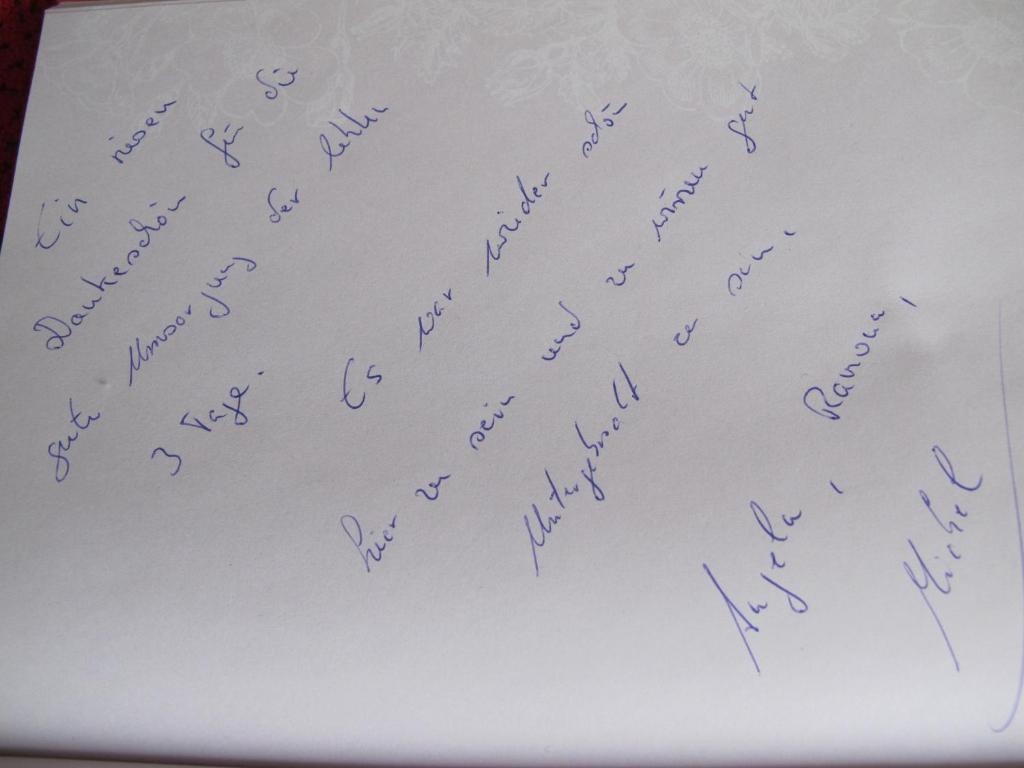 居斯特罗入住旅馆的纸张上写有手写的纸