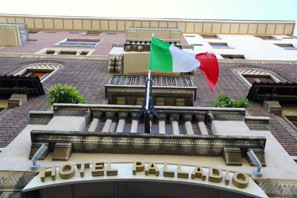 米兰帕拉迪奥酒店的挂在酒店宫殿外墙的旗帜